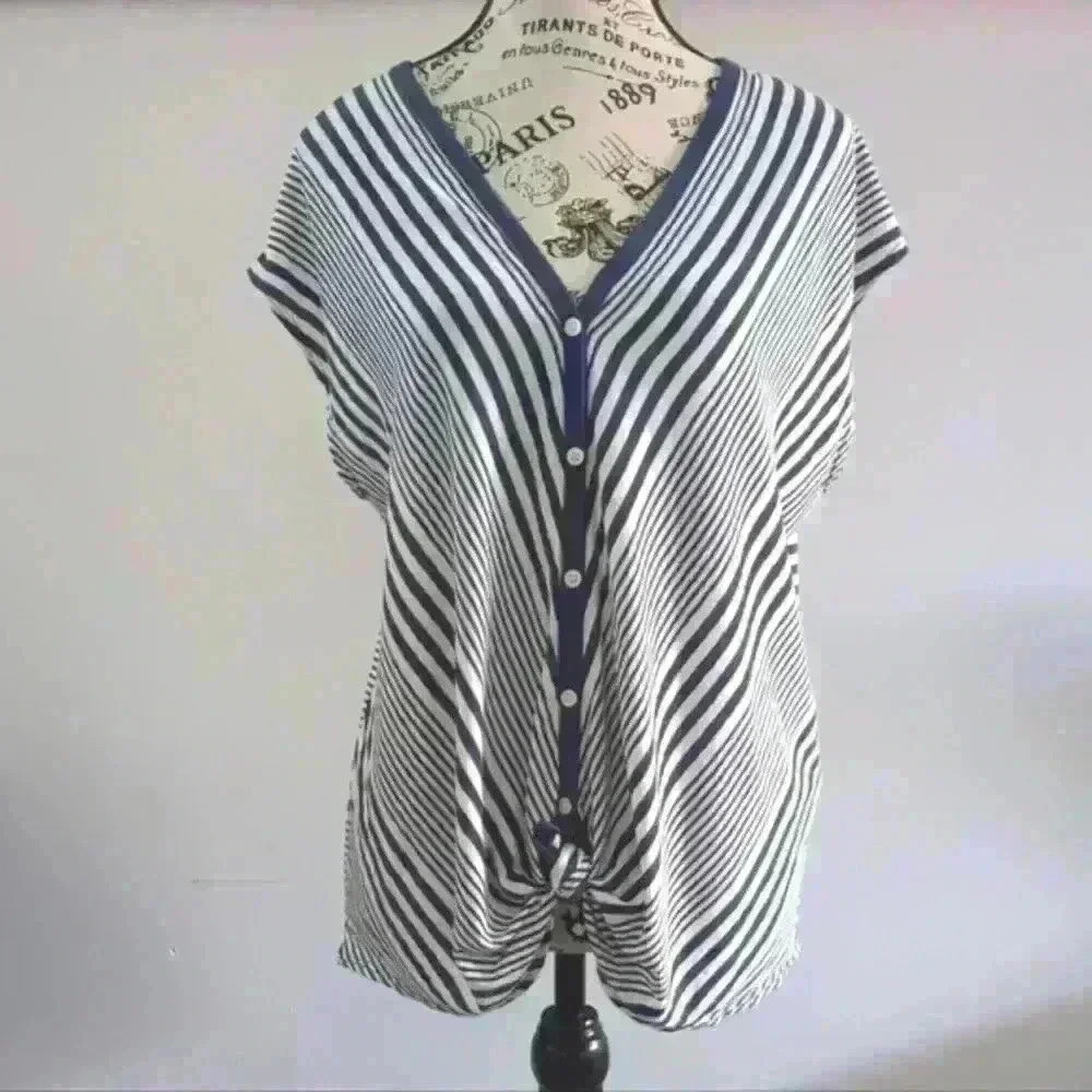 MAX STUDIO | Women's White/Navy Chevron Striped Sleeveless Button Down  …